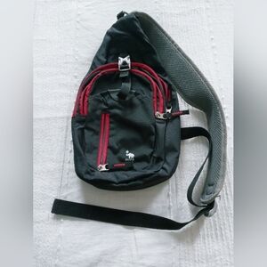 EUC OIWAS Travel Sling Crossbody Backpack, Black and Red, Unisex